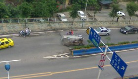 这家伙怎么开车的 这家伙怎么开车的